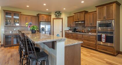 Beautiful Farm House with Hot Tub, Game Room and More!