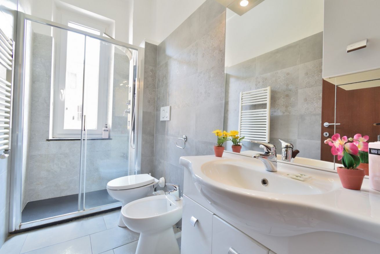 Shower, bidet, towels