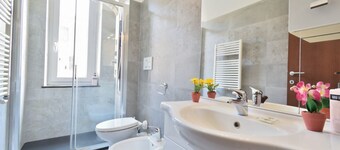 A bright and welcoming 53 square meters apartment, perfect for five people, located on the third floor of a building without an elevator.The property is located in the quiet Borgoratti neighborhood, a residential area well connected to Genoa's city cente