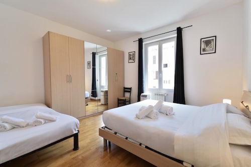 A bright and welcoming 53 square meters apartment, perfect for five people, located on the third floor of a building without an elevator.The property is located in the quiet Borgoratti neighborhood, a residential area well connected to Genoa's city cente