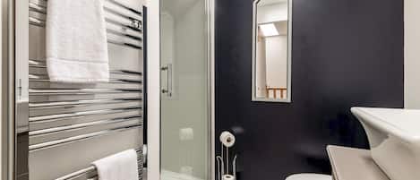 Een douche, een haardroger, handdoeken, zeep