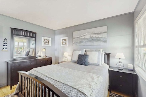 Bodega Bay Dog-Friendly Ocean-View Cottage with Hot Tub