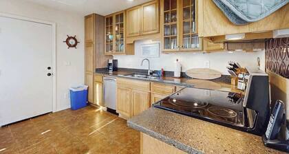 Bodega Bay Dog-Friendly Ocean-View Cottage with Hot Tub