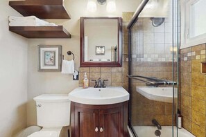 Shower, towels, shampoo - Bodega Bay Dog-Friendly Ocean-View Cottage with Hot Tub (Bodega Bay)