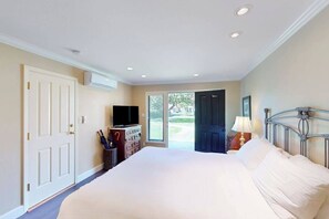 Iron/ironing board, WiFi, bed sheets - Napa Silverado Resort Condo with Pool Access (Napa)