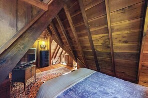 Iron/ironing board, WiFi, bed sheets - Cazadero Dog-Friendly Cottage for Two with Hot Tub (Cazadero)