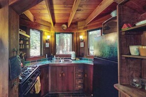 Fridge, microwave, oven, stovetop - Cazadero Dog-Friendly Cottage for Two with Hot Tub (Cazadero)