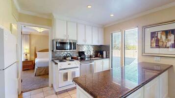 Coffee/tea maker, fridge, microwave, oven