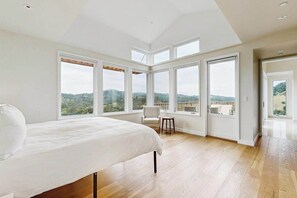 Desk, iron/ironing board, WiFi, bed sheets - Calistoga Franz Valley Hilltop Pool Home and Hot Tub (Calistoga)