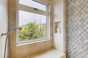 Shower, hair dryer, towels, shampoo - Calistoga Franz Valley Hilltop Pool Home and Hot Tub (Calistoga)