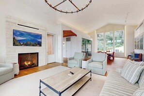 TV, fireplace, offices - Calistoga Franz Valley Hilltop Pool Home and Hot Tub (Calistoga)