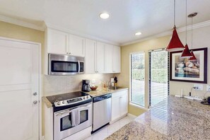 Fridge, microwave, oven, stovetop - Napa Silverado Trail Condo with Fireplace, Pool & EV Charger (Napa)