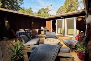 Outdoor dining - Forestville Private Deck Cabin in the Redwoods (Forestville)