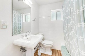 Douche, sèche-cheveux, serviettes fournies, shampoing