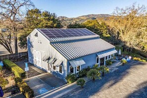 Exterior - Healdsburg Dog-Friendly Vineyard Farmhouse and Hot Tub (Healdsburg)