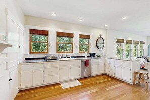 Fridge, microwave, oven, stovetop - Healdsburg Dog-Friendly Vineyard Farmhouse and Hot Tub (Healdsburg)
