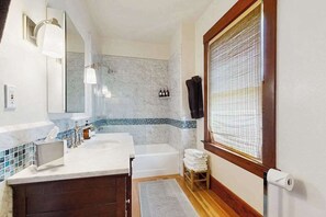 Shower, hair dryer, towels, shampoo - Healdsburg Dog-Friendly Vineyard Farmhouse and Hot Tub (Healdsburg)