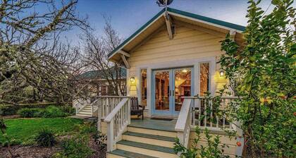 Healdsburg Dog-Friendly Vineyard Farmhouse and Hot Tub