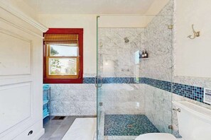 Shower, hair dryer, towels, shampoo - Healdsburg Dog-Friendly Vineyard Farmhouse and Hot Tub (Healdsburg)