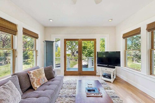 Healdsburg Dog-Friendly Vineyard Farmhouse and Hot Tub