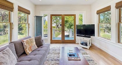 Healdsburg Dog-Friendly Vineyard Farmhouse and Hot Tub