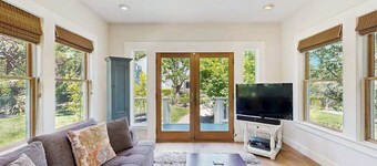 Healdsburg Dog-Friendly Vineyard Farmhouse and Hot Tub
