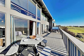 Outdoor dining - Bodega Bay Oceanview Home with Hot Tub & Sauna (Bodega Bay)