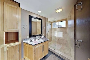 Shower, hair dryer, towels, shampoo - Bodega Bay Oceanview Home with Hot Tub & Sauna (Bodega Bay)