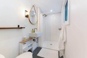 Shower, hair dryer, towels, shampoo - Bodega Harbour Dog-Friendly Bay View Bungalow with Sauna (Bodega Bay)