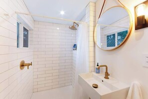 Douche, sèche-cheveux, serviettes fournies, shampoing