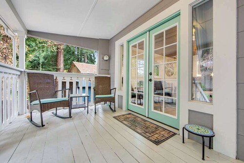 Guerneville Dog-Friendly Redwood Cottage with Hot Tub