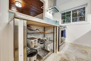 Een koelkast, een magnetron, een oven, een kookplaat