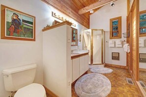Shower, hair dryer, towels, shampoo - Monte Rio Redwood Retreat with Riverfront Access (Monte Rio)