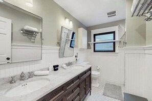 Shower, hair dryer, towels, shampoo - Sonoma Springs Patio Suite near Wineries (Sonoma)