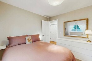 Desk, iron/ironing board, WiFi, bed sheets - Sonoma Springs Patio Suite near Wineries (Sonoma)