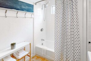 Dusche, Haartrockner, Handtücher, Shampoo