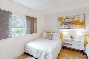 Schreibtisch, Bügeleisen/Bügelbrett, Reisekinderbett, WLAN
