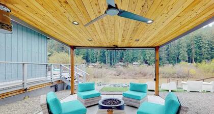 Monte Rio Dog-Friendly Riverfront Hot Tub Retreat