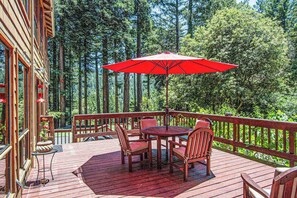 Outdoor dining - Sunrise Mountain Retreat - Cazadero Mountain Hot Tub Cabin in the Redwoods (Cazadero)