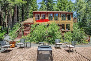 Outdoor dining - Sunrise Mountain Retreat - Cazadero Mountain Hot Tub Cabin in the Redwoods (Cazadero)
