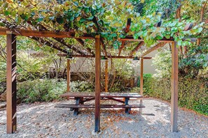 Outdoor dining - Guerneville Dog-Friendly Riverfront Lodge with Hot Tub (Guerneville)