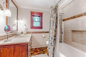 Shower, towels, shampoo - Guerneville Dog-Friendly Riverfront Lodge with Hot Tub (Guerneville)