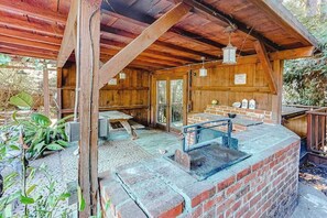 Terrace/patio - Guerneville Dog-Friendly Riverfront Lodge with Hot Tub (Guerneville)