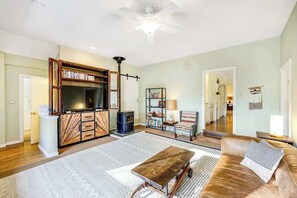 TV, fireplace, DVD player, offices - Cloverdale Dog-Friendly Creekside Retreat with Firepit (Cloverdale)