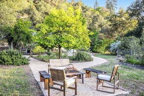 Outdoor dining - Cloverdale Dog-Friendly Creekside Retreat with Firepit (Cloverdale)