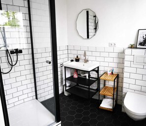 Hair dryer, towels, soap, toilet paper - Casa ConPassion – Modern 100 m² Holiday Apartment in Much-Kreuzkapelle (Much)