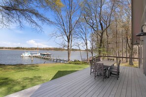 Outdoor dining - Private Waterfront Cottage On Langford Creek With Hot Tub & Pier (Chestertown)