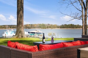 Outdoor dining - Private Waterfront Cottage On Langford Creek With Hot Tub & Pier (Chestertown)