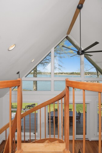 Private Waterfront Cottage On Langford Creek With Hot Tub & Pier