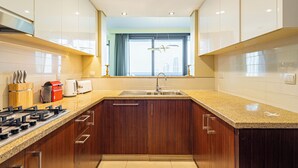 Una cocina moderna con estufa a gas, un lavamanos y armarios de madera.
